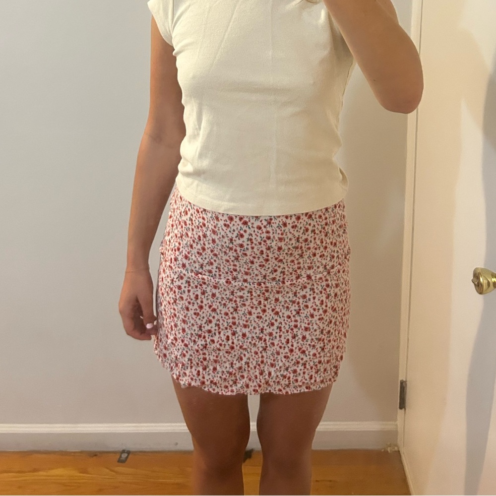 BRANDY MELVILLE FLORAL MINI SKIRT